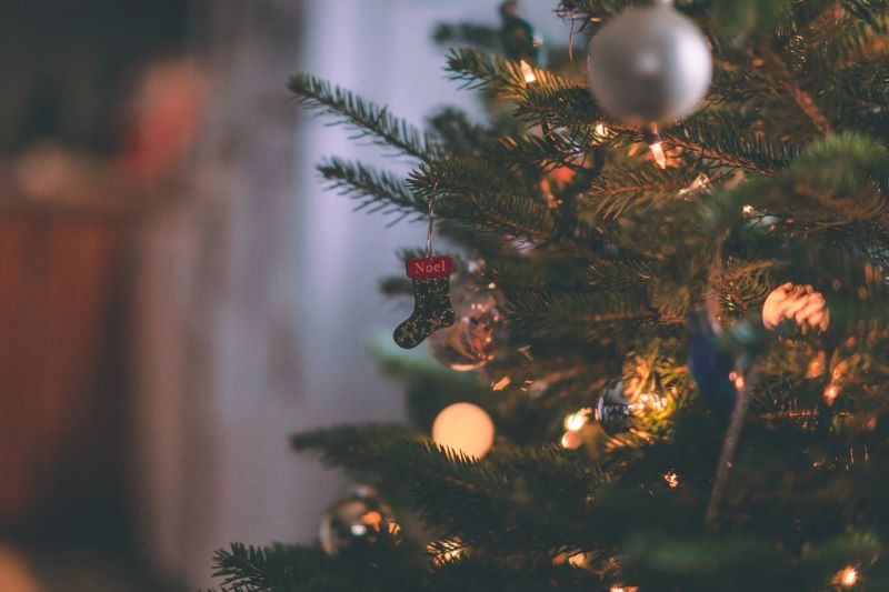 Tis the Season! How to Choose the Right Artificial Flocked Tree and Glass Ornaments to Make This Christmas Unforgettable